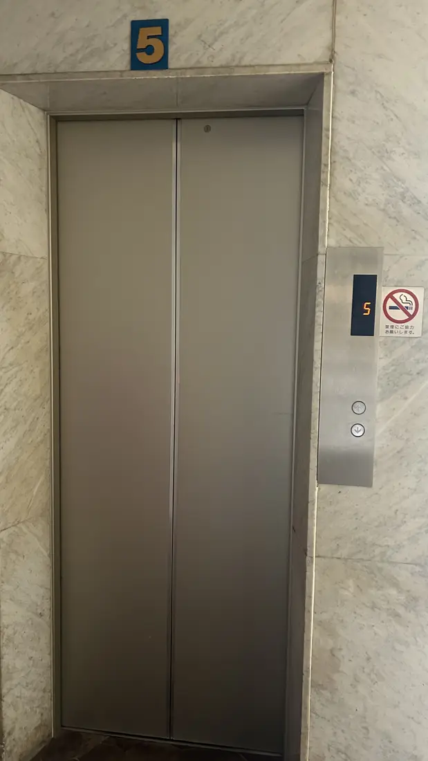 エレベーターで5F。